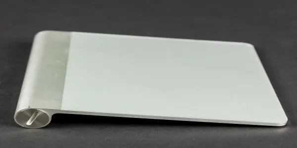 Trackpad externe moderne à côté d'un clavier sur un bureau minimaliste